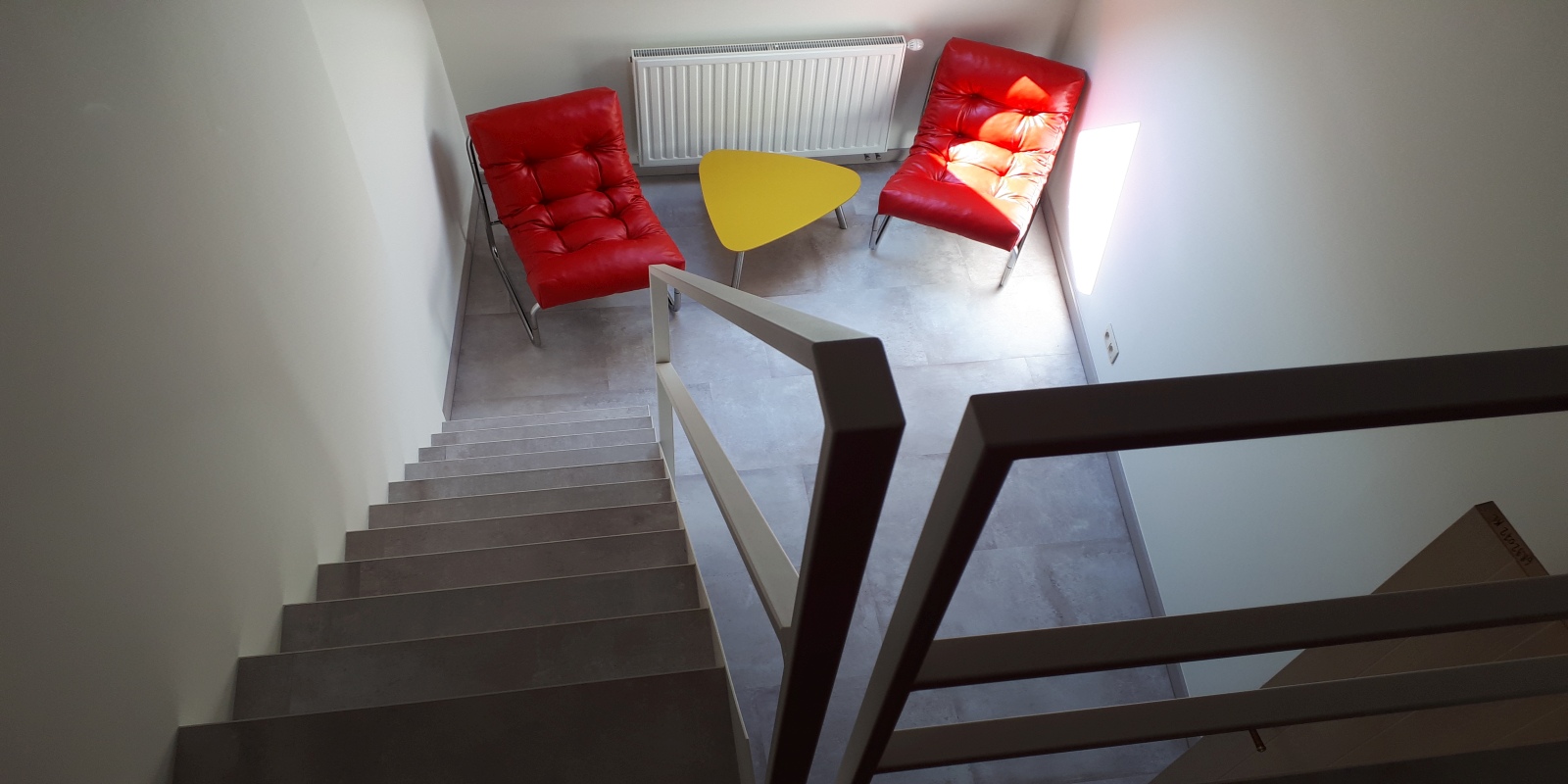 Warme woonkamer met kurkvloer